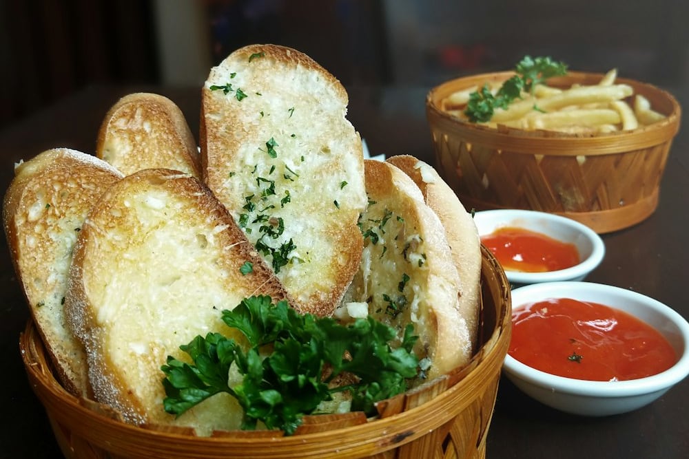 Чесночные гренки с зеленью в корзинке