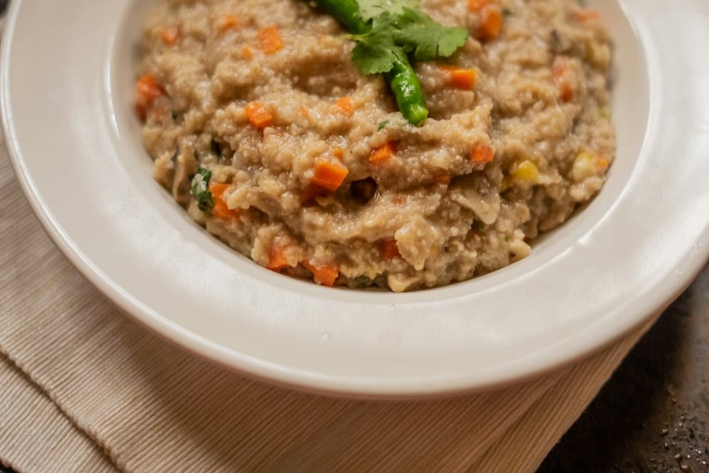 Миска гречневой каши с овощами